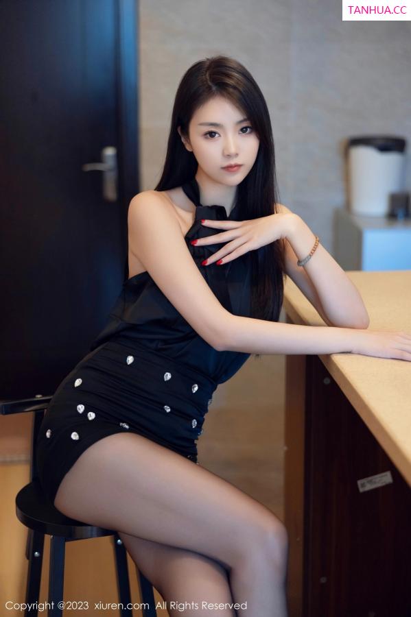 可乐Vicky  [XiuRen]高清写真图 2023.10.19 No.7535 可乐Vicky 黑丝美腿第6张图片